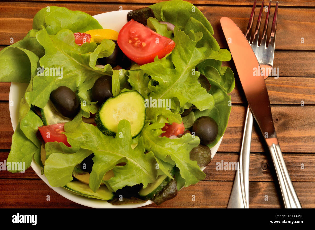 Schale mit Gemüsesalat auf Tisch Stockfoto