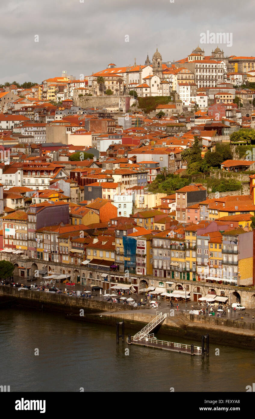Der Fluss Douro hat im Laufe der Jahrhunderte einen tiefen Fluss Weg durch die Landschaft geschnitten, wo das historische Städtchen Porto gebaut wird Stockfoto