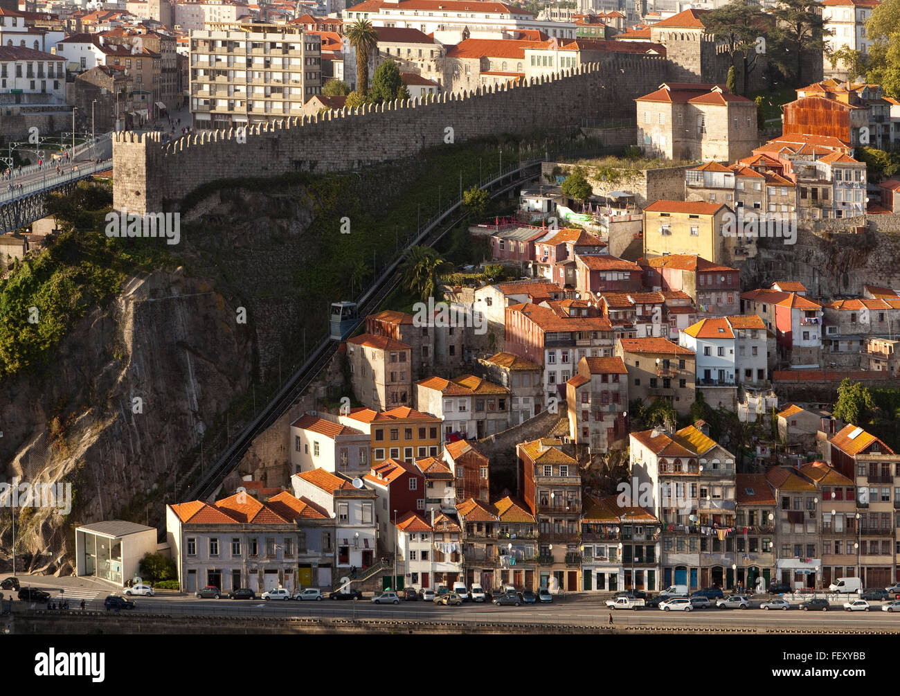 Außerhalb der Mauer. Die historisch ärmeren Viertel von Porto liegt gleich hinter der alten Stadtmauer. Stockfoto
