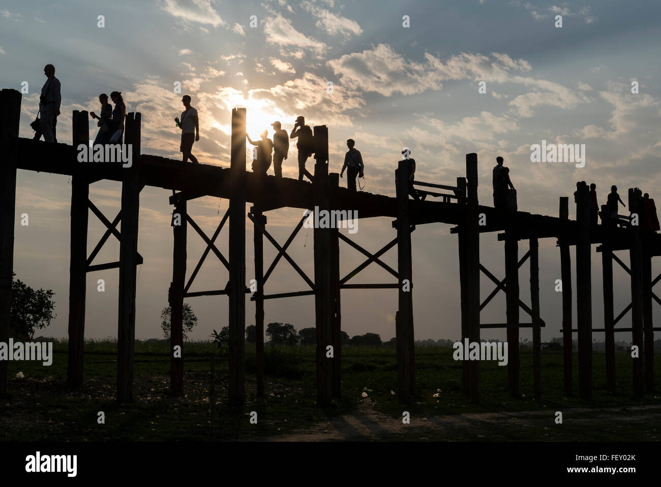 U Bein Brücke - die längste Teakholz Fußgängerbrücke der Welt in Amarapura in der Nähe von Mandalay, Birma (Myanmar) Stockfoto