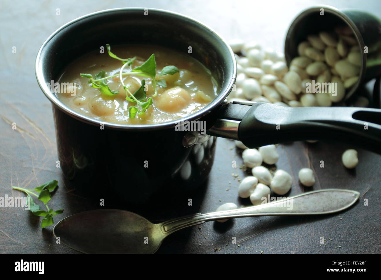 Bohnensuppe in einem kleinen Topf Stockfoto