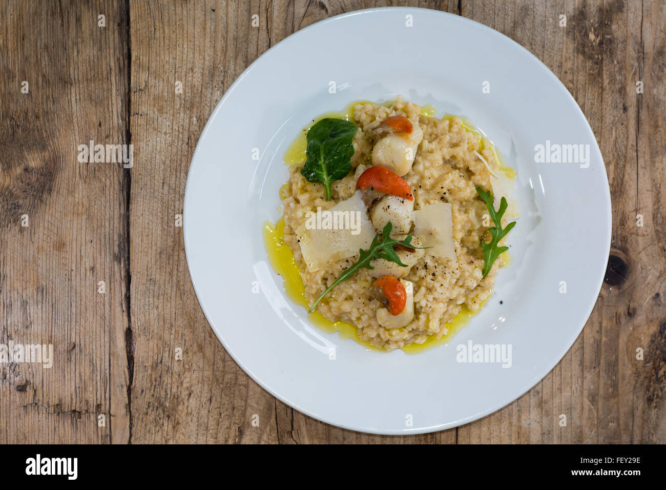 Jakobsmuscheln und Scampi Risotto. Restaurant zubereitet Gericht französischer Küchenchef, mit Zitrone und parmesan Stockfoto