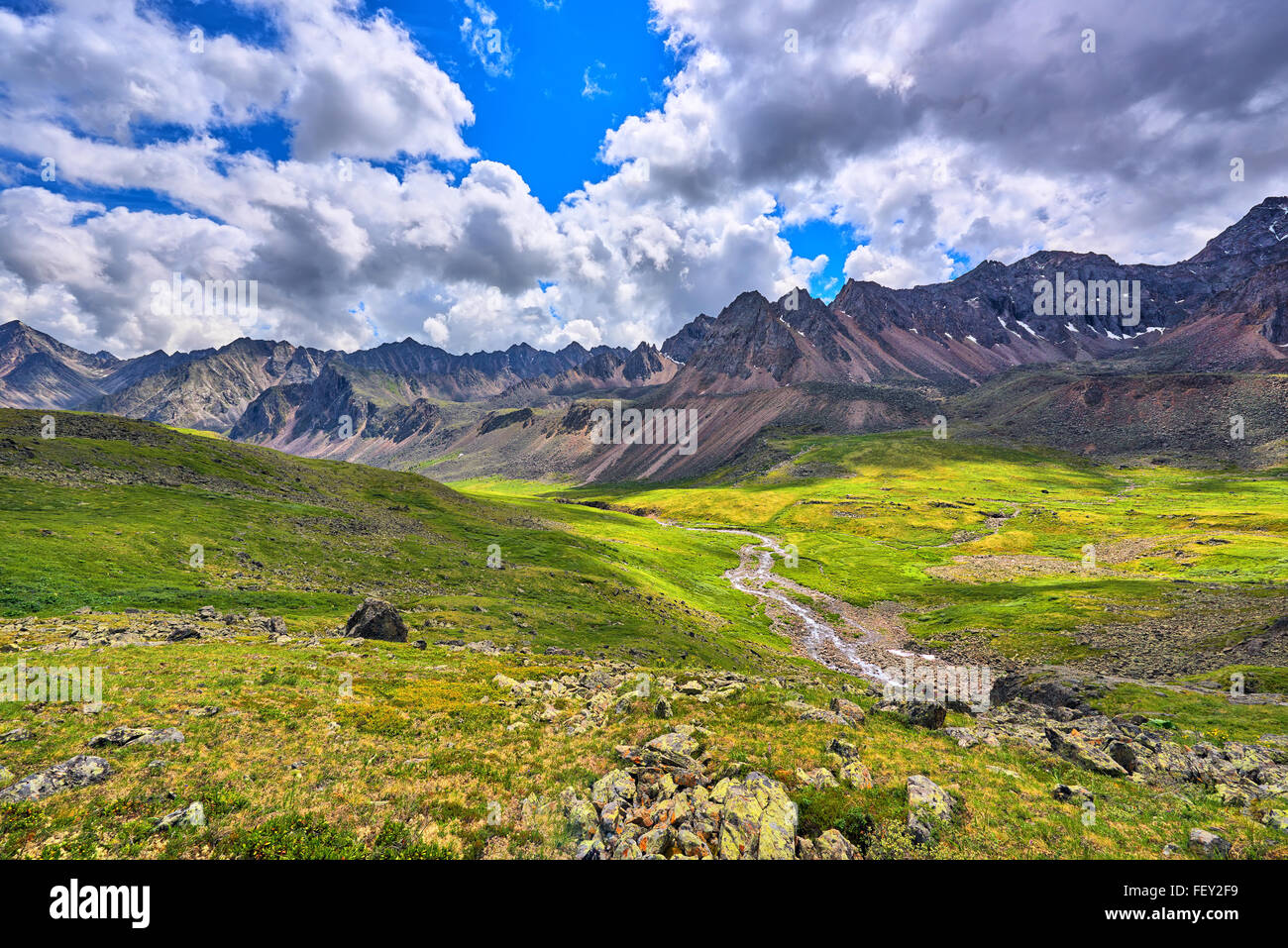 Almen im Hochtal. Ost-Sibirien. Sajan-Gebirge. Russland Stockfoto
