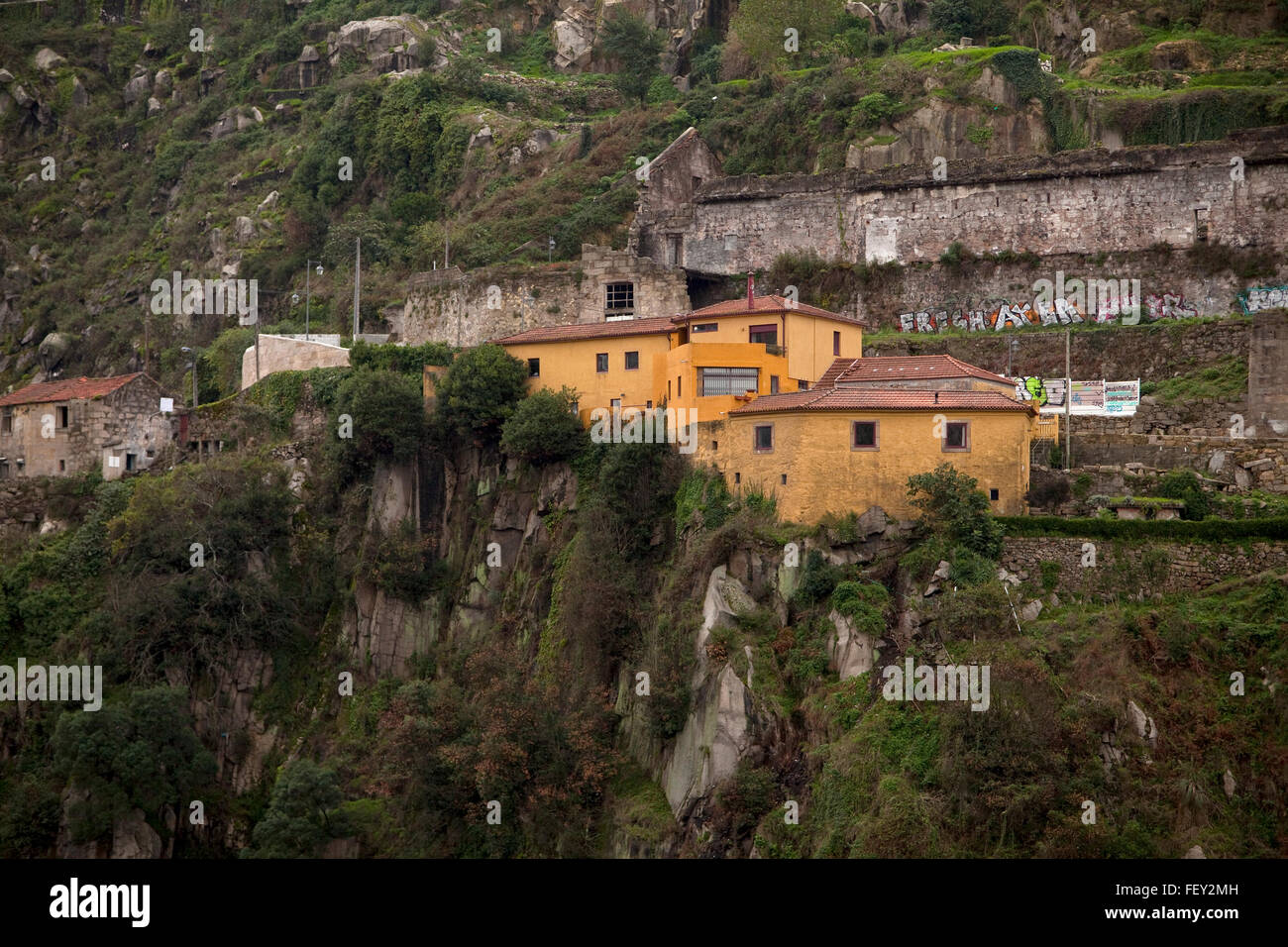Aufbauend auf den steilen Ufern des Flusses Douro in Porto, Portugal ist schwierig. Die Häuser buchstäblich als Teil der Klippe gebaut Stockfoto