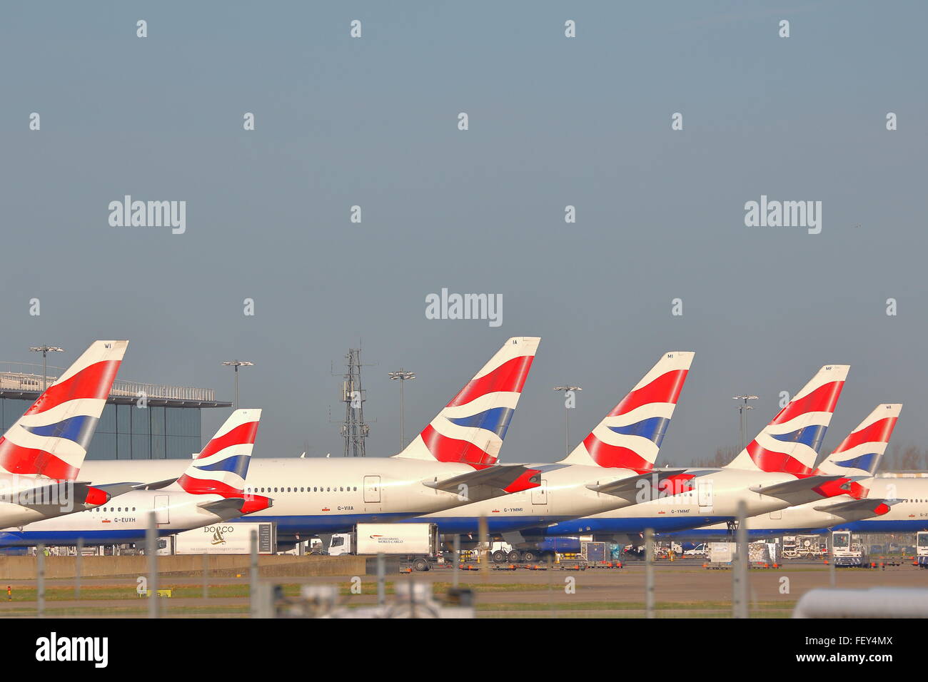 British Airways Flugzeuge geparkt vor dem Tor an der London Heathrow Airport, Großbritannien Stockfoto