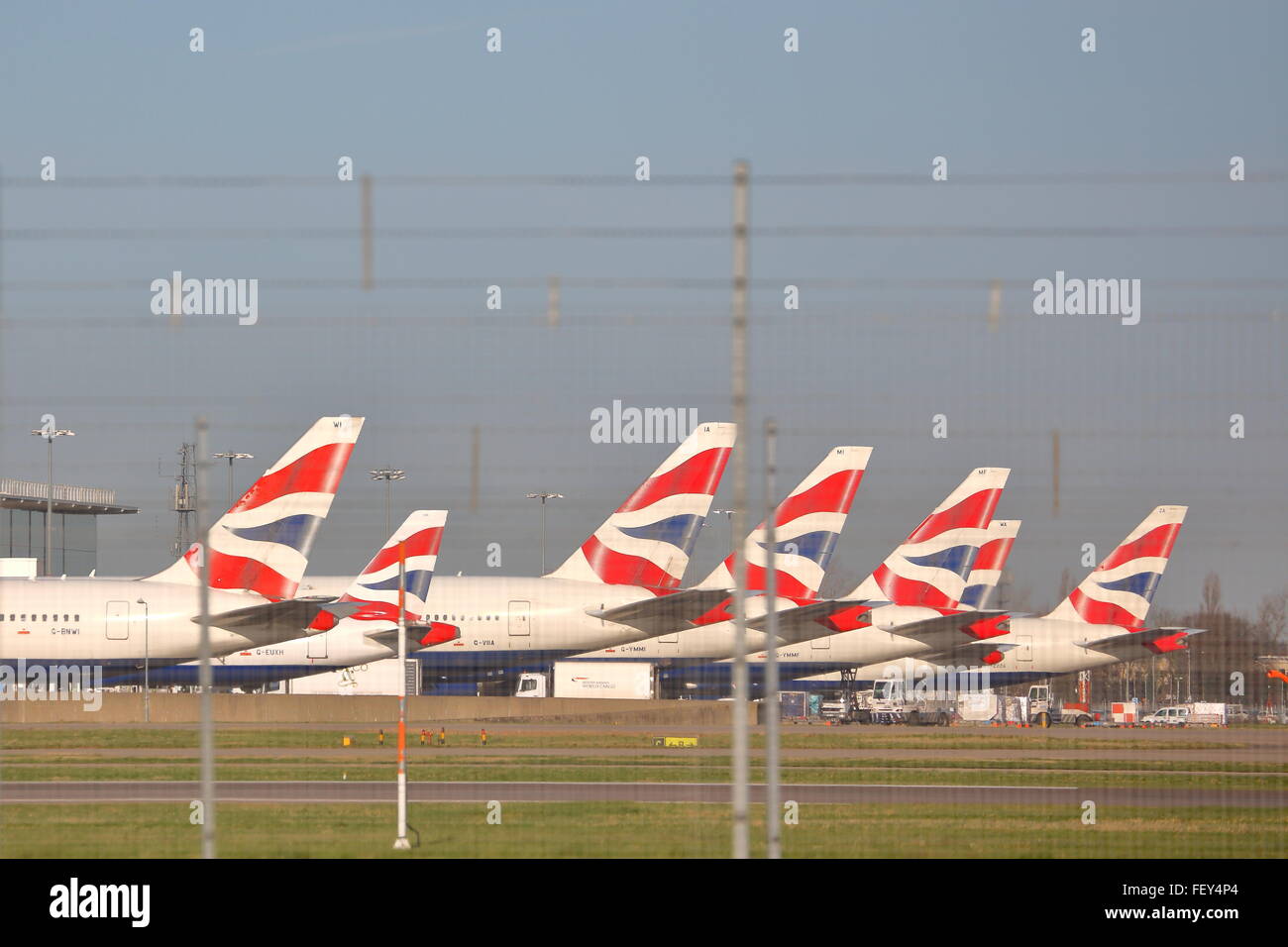 British Airways Flugzeuge geparkt vor dem Tor an der London Heathrow Airport, Großbritannien Stockfoto