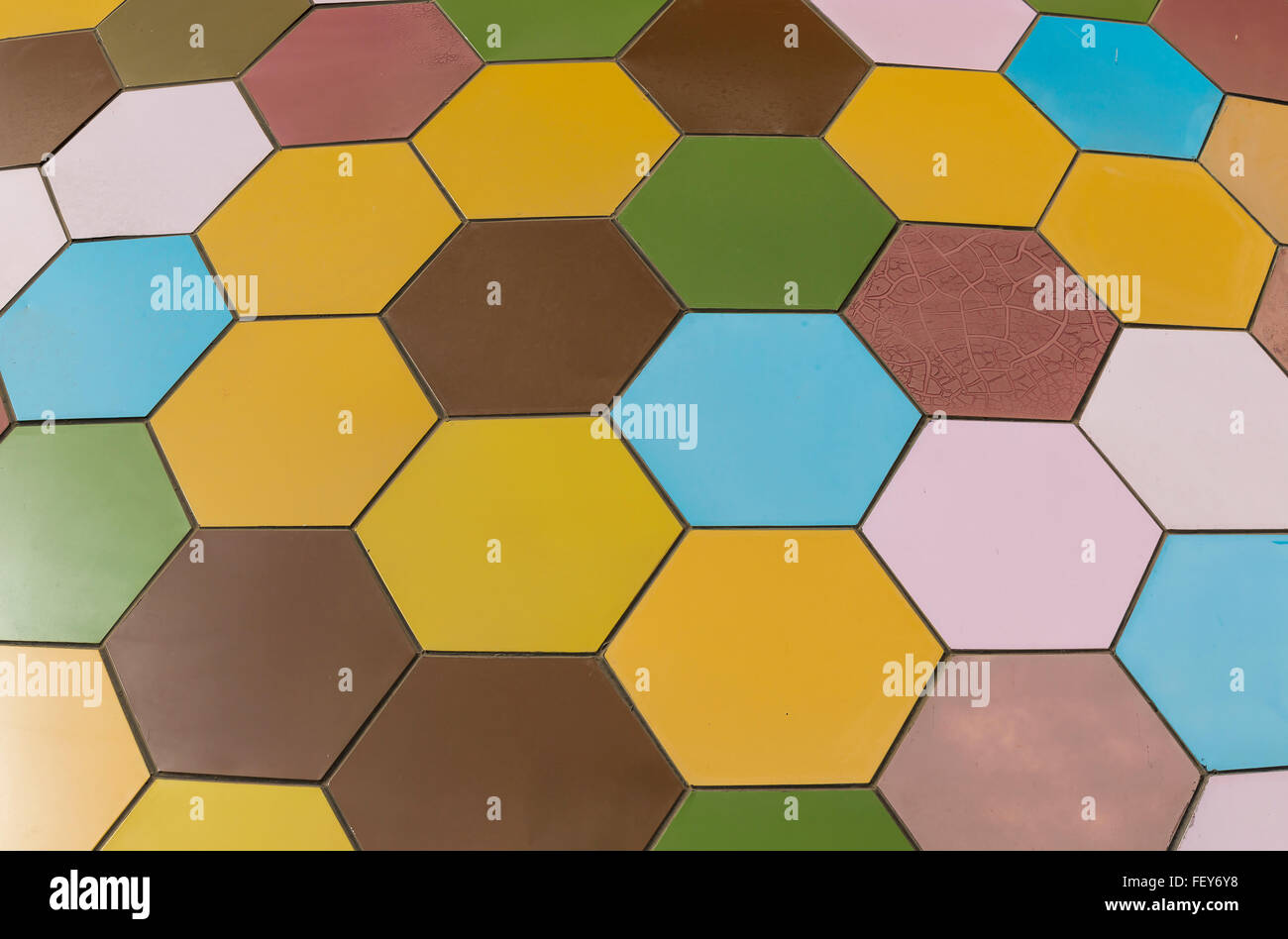 Peking, China. Februar 2016 - bunte Sechseck-Muster auf einem Gebäude im Sun Park. Stockfoto