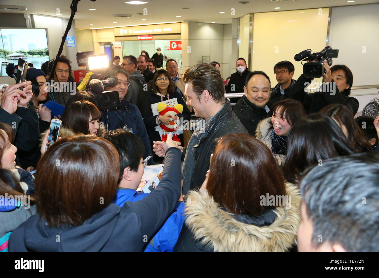 Nick Carter, 9. Februar 2016: Nick Carter kommt am Flughafen Tokio-Narita, Japan. Die Backstreet Boys Mitglied besucht Japan um sein Solo-Album All American zu fördern, die geht auf den Verkauf am 10. Februar in Japan. Der 36 Jahre alte Sänger erscheint auch auf einer Instore-Veranstaltung in Japan zum ersten Mal in 20 Jahren. Bildnachweis: AFLO/Alamy Live-Nachrichten Stockfoto