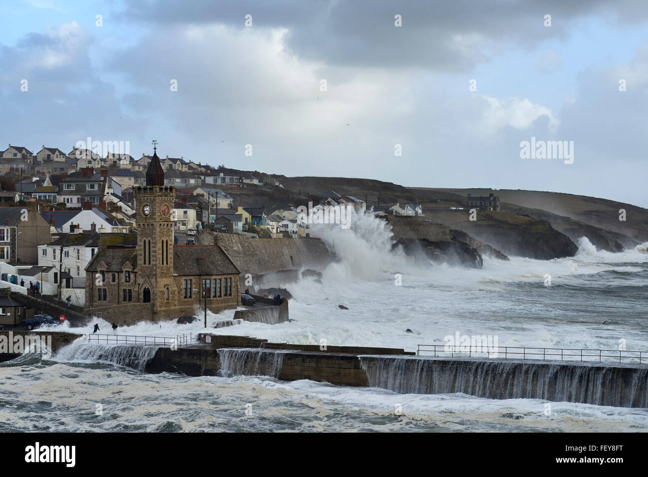 Porthleven, Cornwall, England, UK. 8. Februar 2016. Leute zu beobachten und zu fotografieren die riesigen Wellen, die in Rollen. Ein paar und ihrem Hund bekommen zu nah an Aktion und fast aus der Hafenmauer und ins Meer gewaschen. Einem vorbeifahrenden Auto erwischt auch in der Welle. Das Bild ist der letzte Schuss in einem Satz von 3. Bildnachweis: Helen Dixon/Alamy Live-Nachrichten. Stockfoto