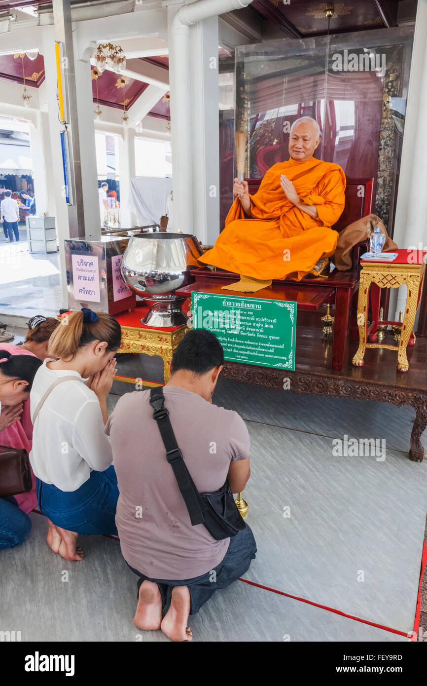 Thailand, Bangkok, Bangkok Stadt Säule Schrein, paar von Mönch gesegnet Stockfoto