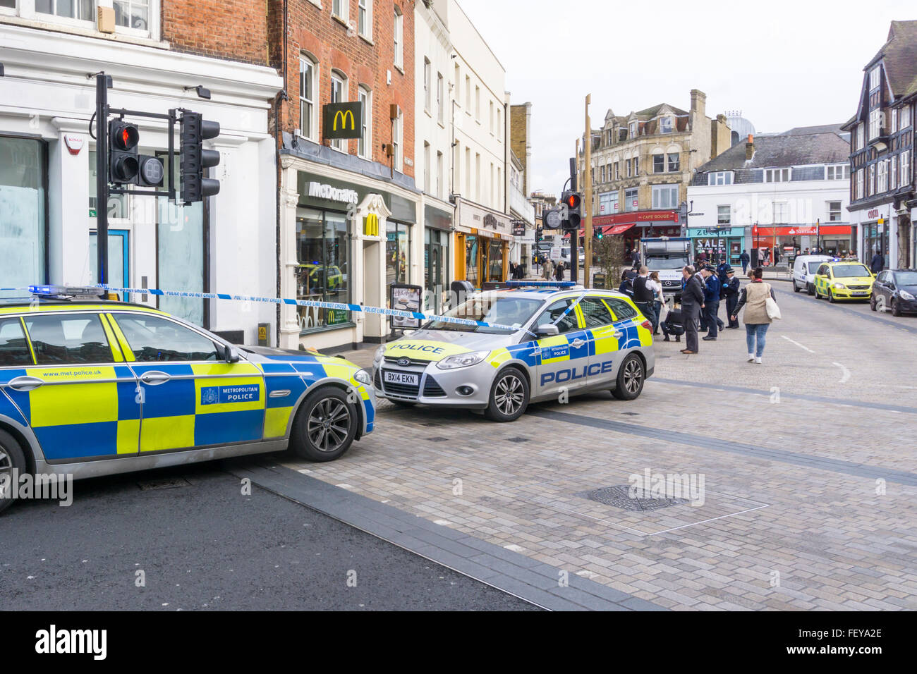 Bromley, Süd-London, UK, 9. Februar 2016.  Polizei besuchen die Szene der stechende außen McDonald's Restaurant in Bromley Marktplatz heute Morgen. Bildnachweis: Steven Sheppardson/Alamy Live-Nachrichten Stockfoto