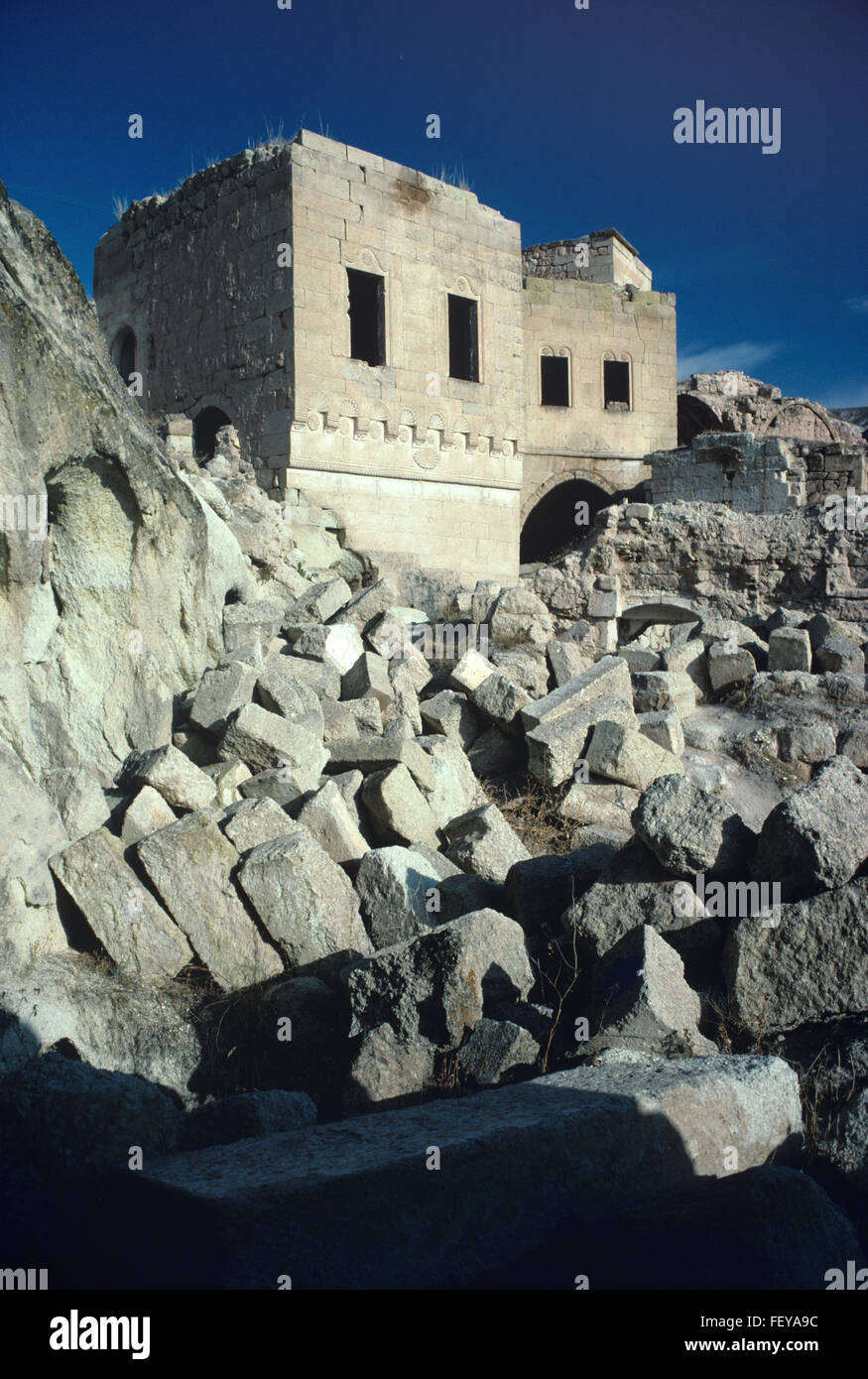 Verfallenes Haus in der zerstörten und verlassenen Dorf Cavusin, Kappadokien, Türkei. Das Dorf wurde aufgegeben, nach einem Erdbeben. Stockfoto