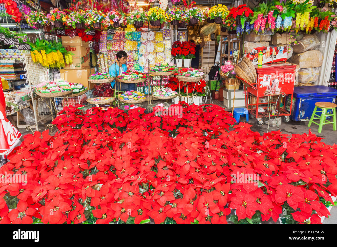 Thailand, Bangkok, Chatuchak Market, Schaufenster der Kunstblumen Stockfoto