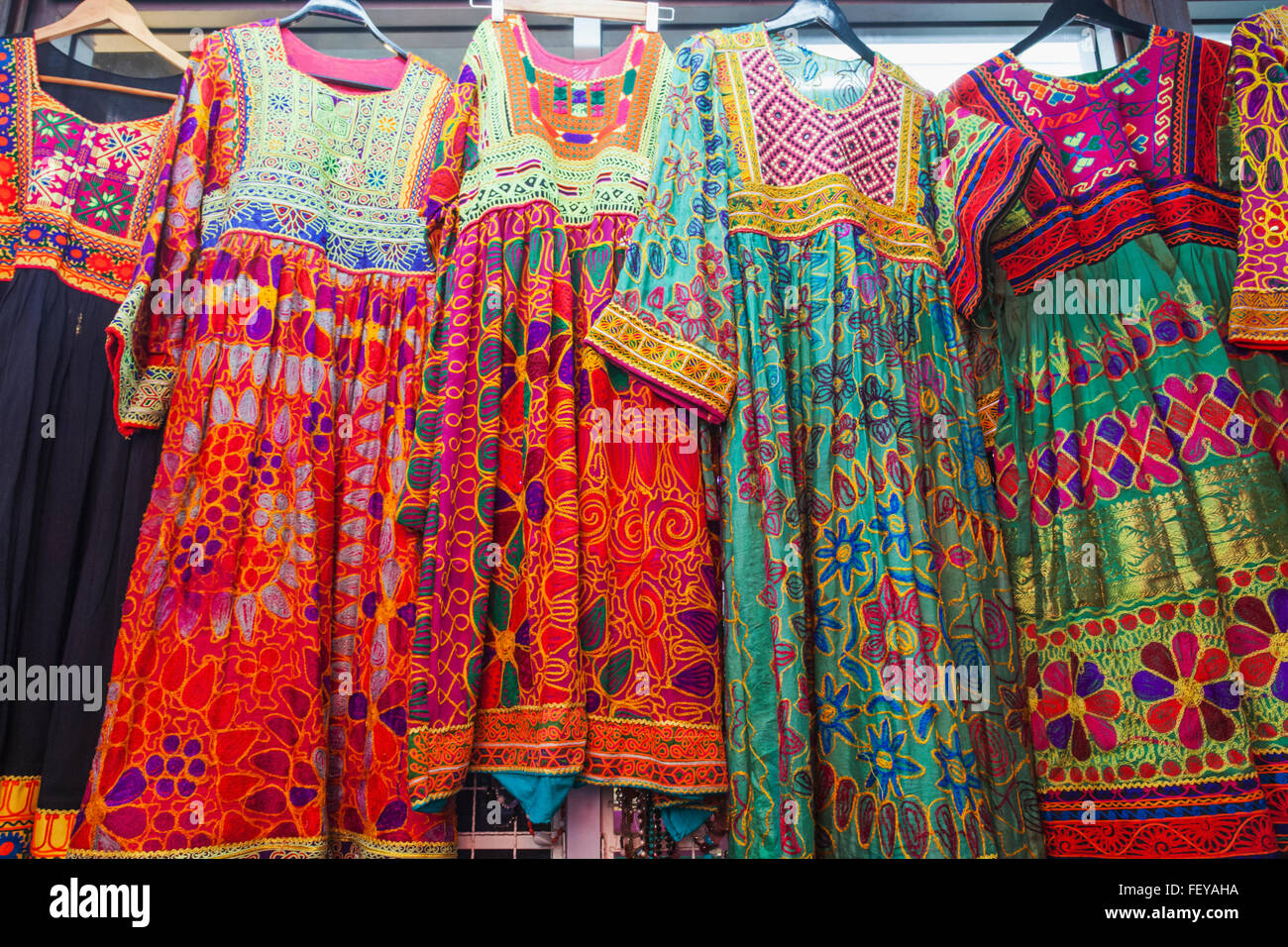 Thailand, Bangkok, Chatuchak-Markt, Anzeige der ethnischen Kleider Shop  Stockfotografie - Alamy