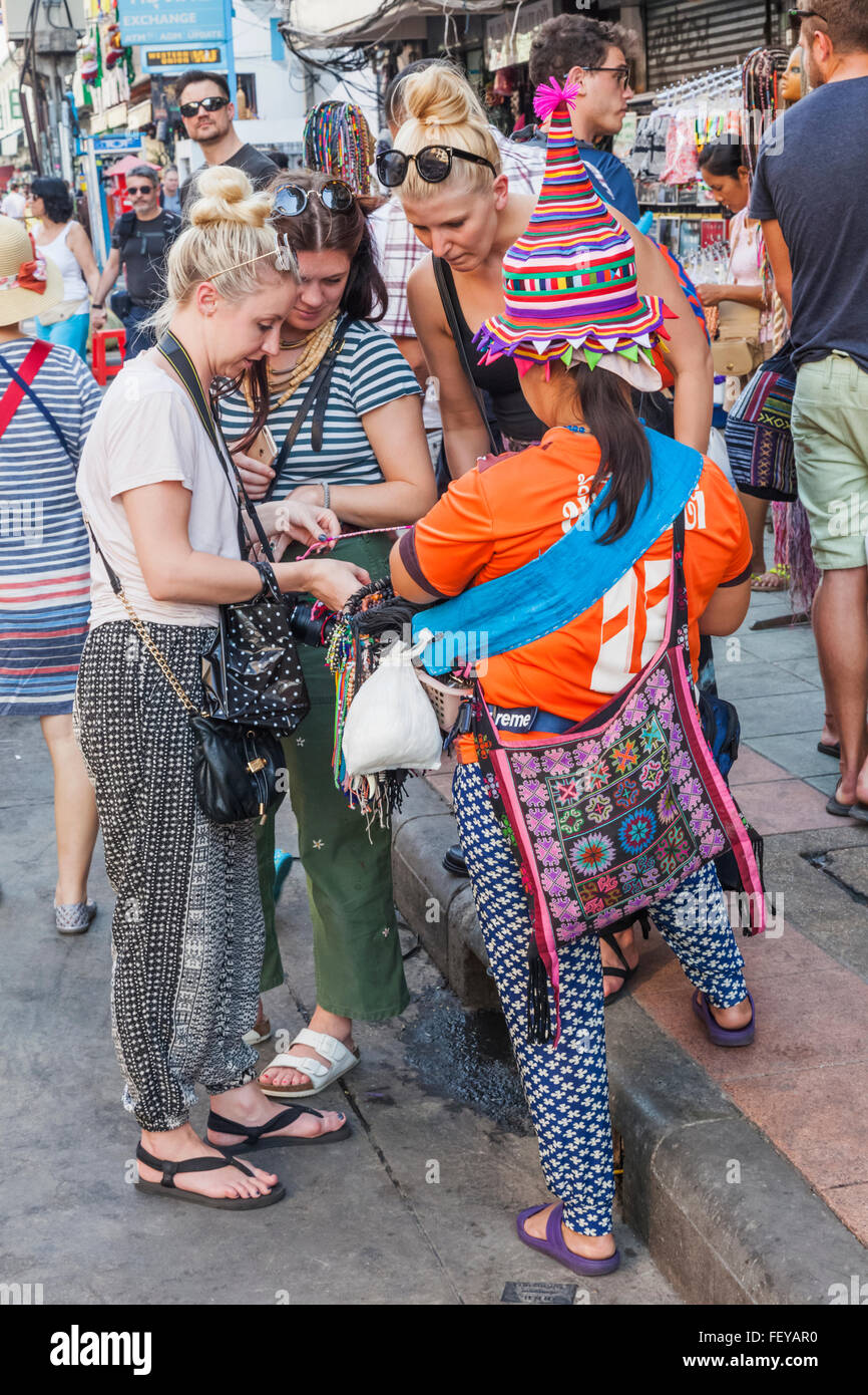 Thailand, Bangkok, Khaosan Road, weibliche Touristen Ethno-Schmuck von Hilltribe Frau kaufen Stockfoto