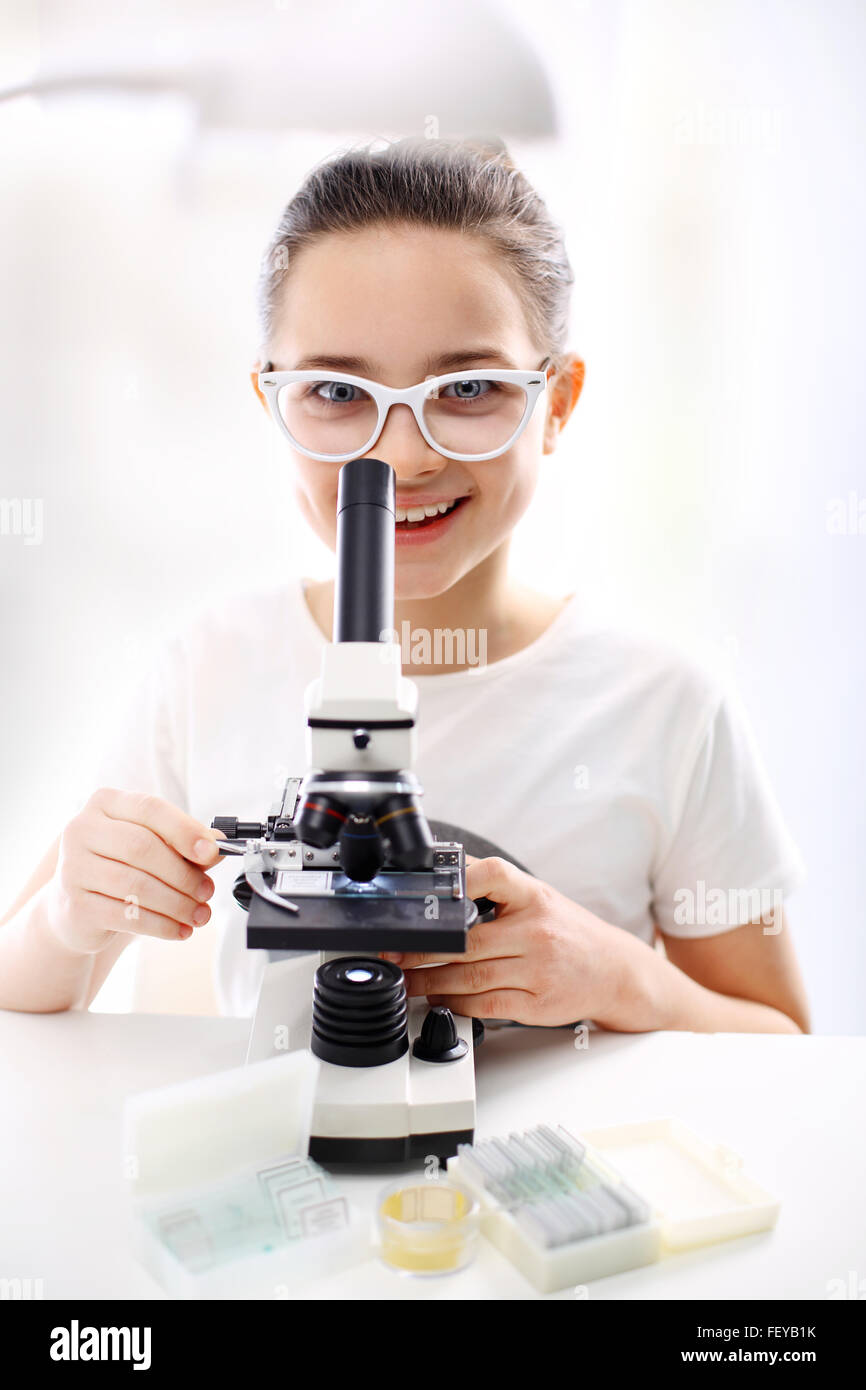 Ökologie, Natur, Tierwelt, das Mädchen mit dem Mikroskop. Vorbereitung, Untersuchung, Medizin, Gymnasium, wissenschaftliche Forschung, Stockfoto