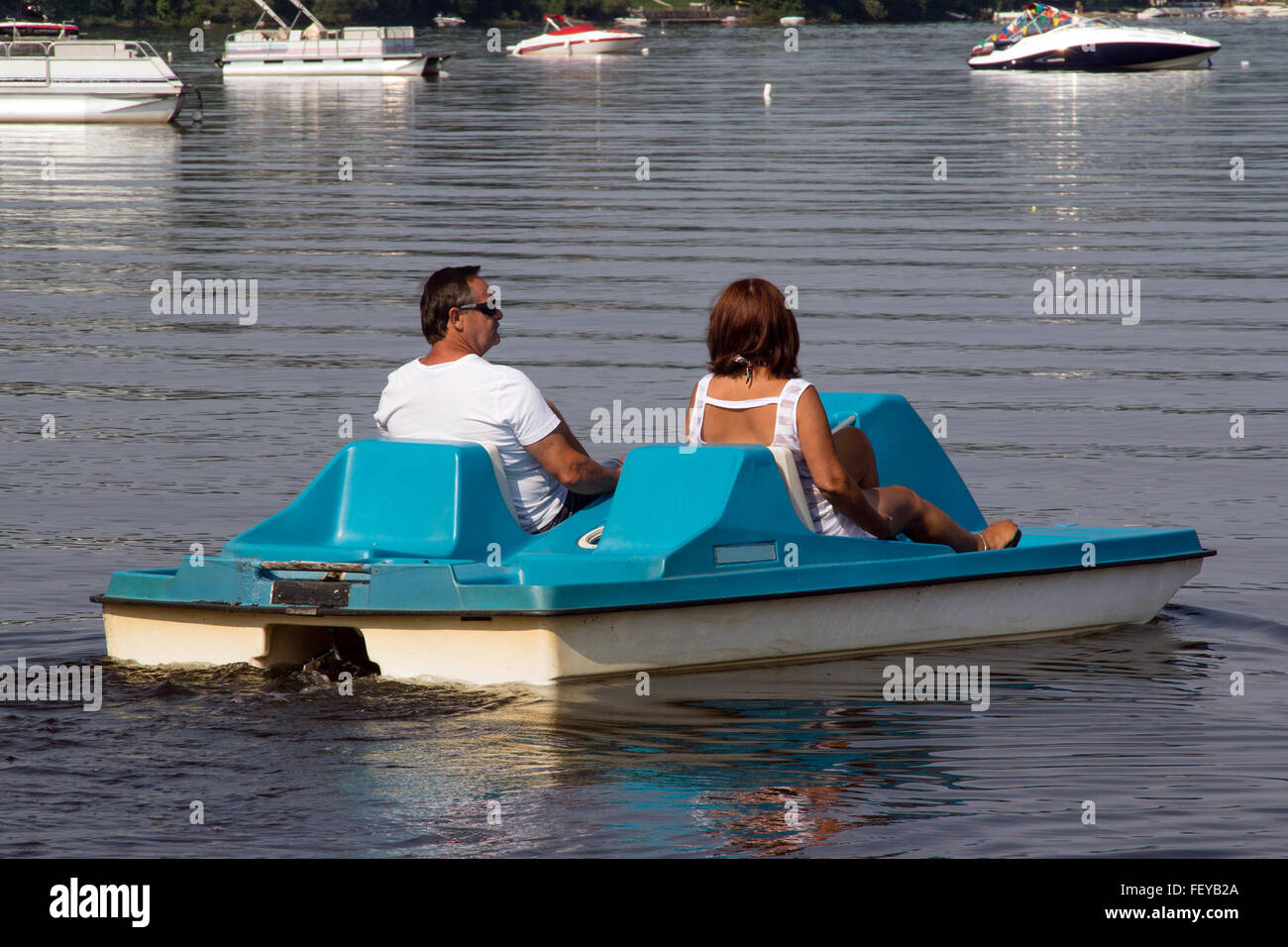 Älteres Paar auf Tretboot genannt auch Tretboot auf dem See tagsüber Stockfoto
