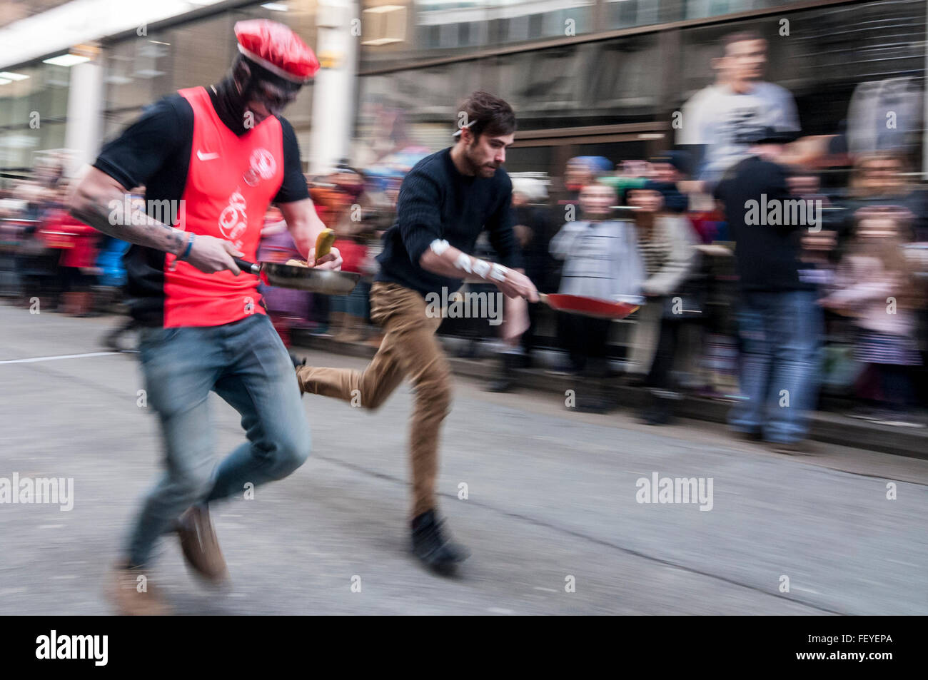 London, UK. 9. Februar 2016. Teilnahme an The Great Spitalfields Pancake Race am Faschingsdienstag an der Old Truman Brewery in East London. 4 Mannschaften für die Ehre des Werdens der diesjährigen Champions, während das Ereignis Mittel für Londoner Air Ambulance auslöst. Bildnachweis: Stephen Chung/Alamy Live-Nachrichten Stockfoto