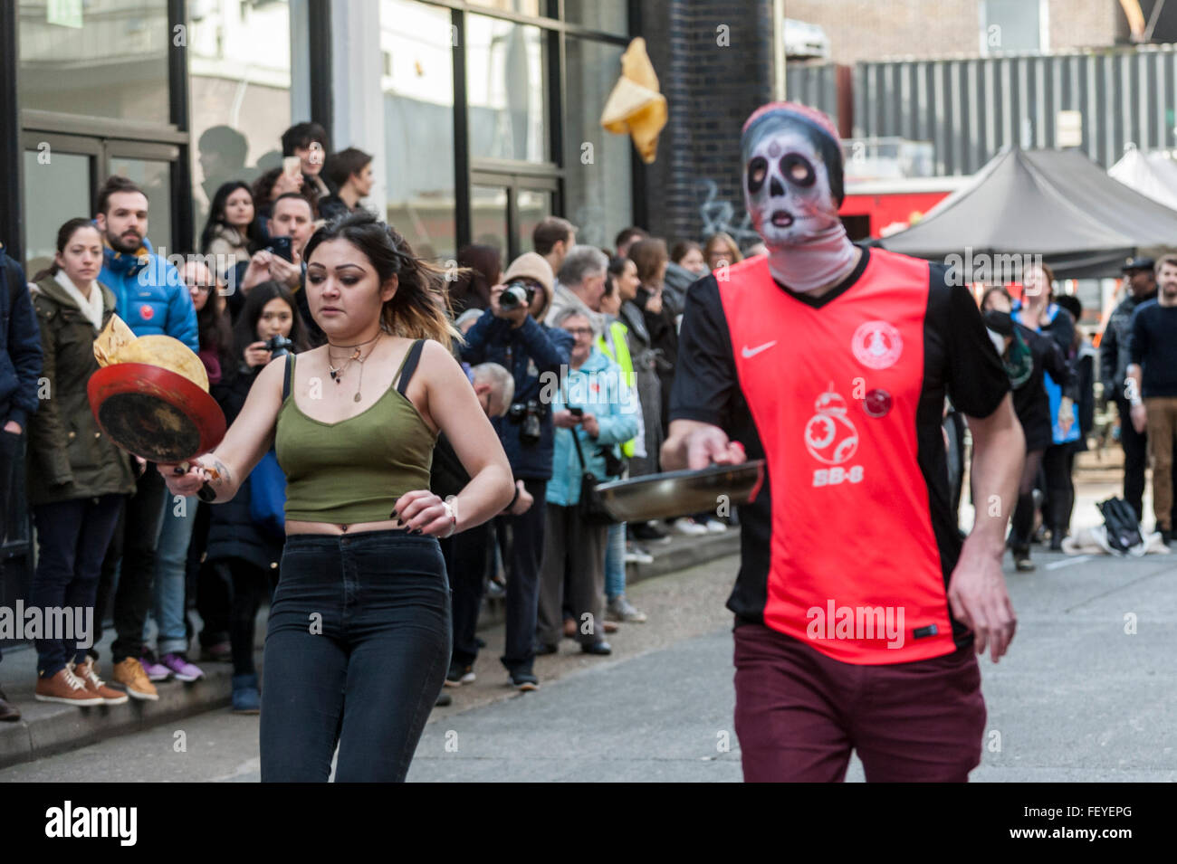 London, UK. 9. Februar 2016. Teilnahme an The Great Spitalfields Pancake Race am Faschingsdienstag an der Old Truman Brewery in East London. 4 Mannschaften für die Ehre des Werdens der diesjährigen Champions, während das Ereignis Mittel für Londoner Air Ambulance auslöst. Bildnachweis: Stephen Chung/Alamy Live-Nachrichten Stockfoto