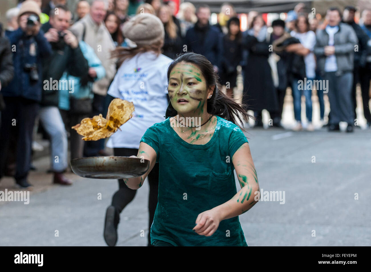 London, UK. 9. Februar 2016. Teilnahme an The Great Spitalfields Pancake Race am Faschingsdienstag an der Old Truman Brewery in East London. 4 Mannschaften für die Ehre des Werdens der diesjährigen Champions, während das Ereignis Mittel für Londoner Air Ambulance auslöst. Bildnachweis: Stephen Chung/Alamy Live-Nachrichten Stockfoto