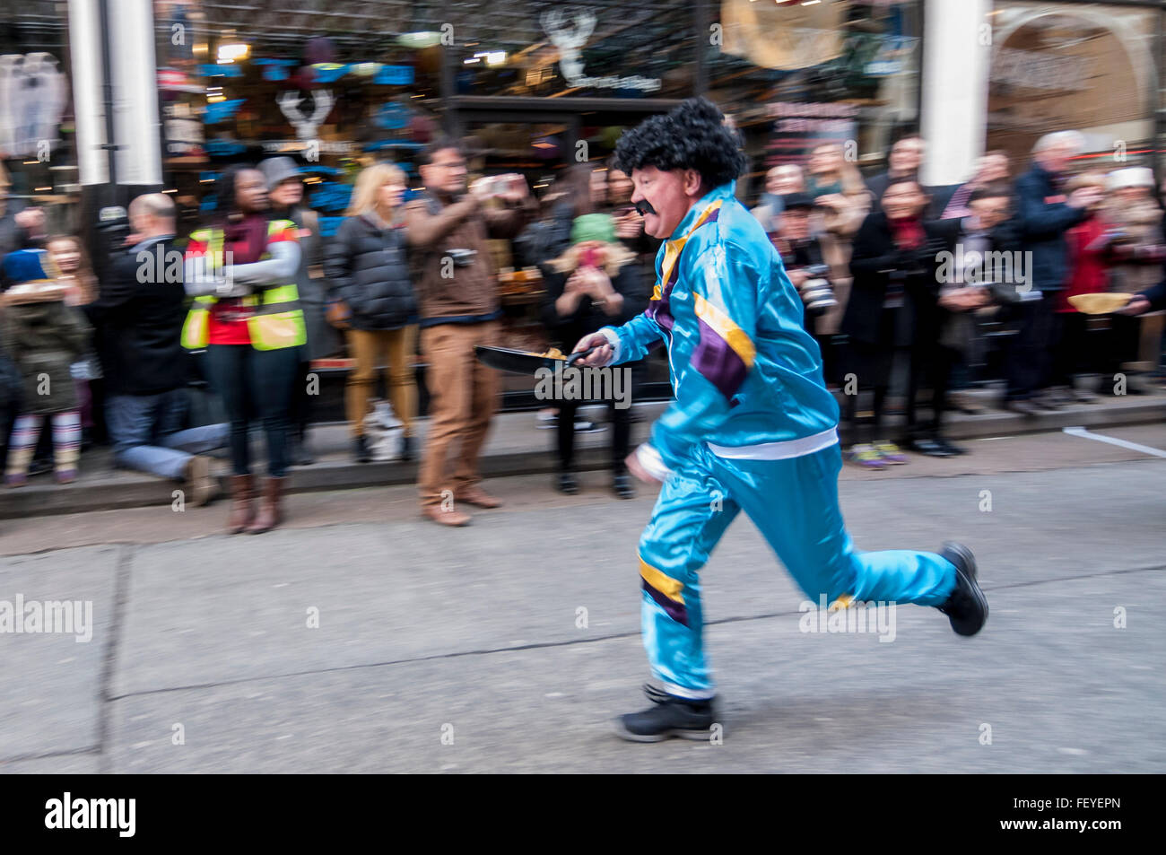 London, UK. 9. Februar 2016. Teilnahme an The Great Spitalfields Pancake Race am Faschingsdienstag an der Old Truman Brewery in East London. 4 Mannschaften für die Ehre des Werdens der diesjährigen Champions, während das Ereignis Mittel für Londoner Air Ambulance auslöst. Bildnachweis: Stephen Chung/Alamy Live-Nachrichten Stockfoto