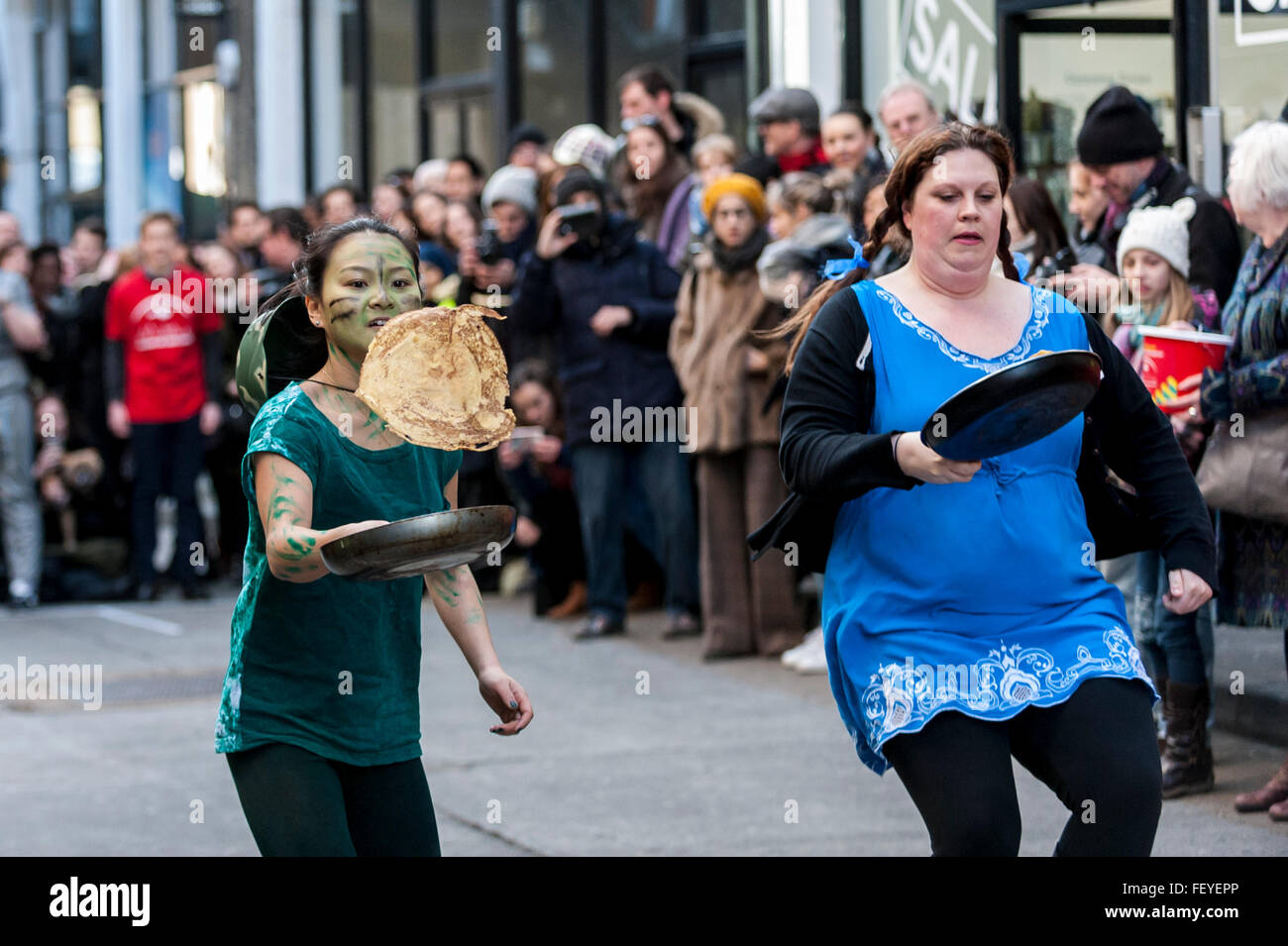 London, UK. 9. Februar 2016. Teilnahme an The Great Spitalfields Pancake Race am Faschingsdienstag an der Old Truman Brewery in East London. 4 Mannschaften für die Ehre des Werdens der diesjährigen Champions, während das Ereignis Mittel für Londoner Air Ambulance auslöst. Bildnachweis: Stephen Chung/Alamy Live-Nachrichten Stockfoto