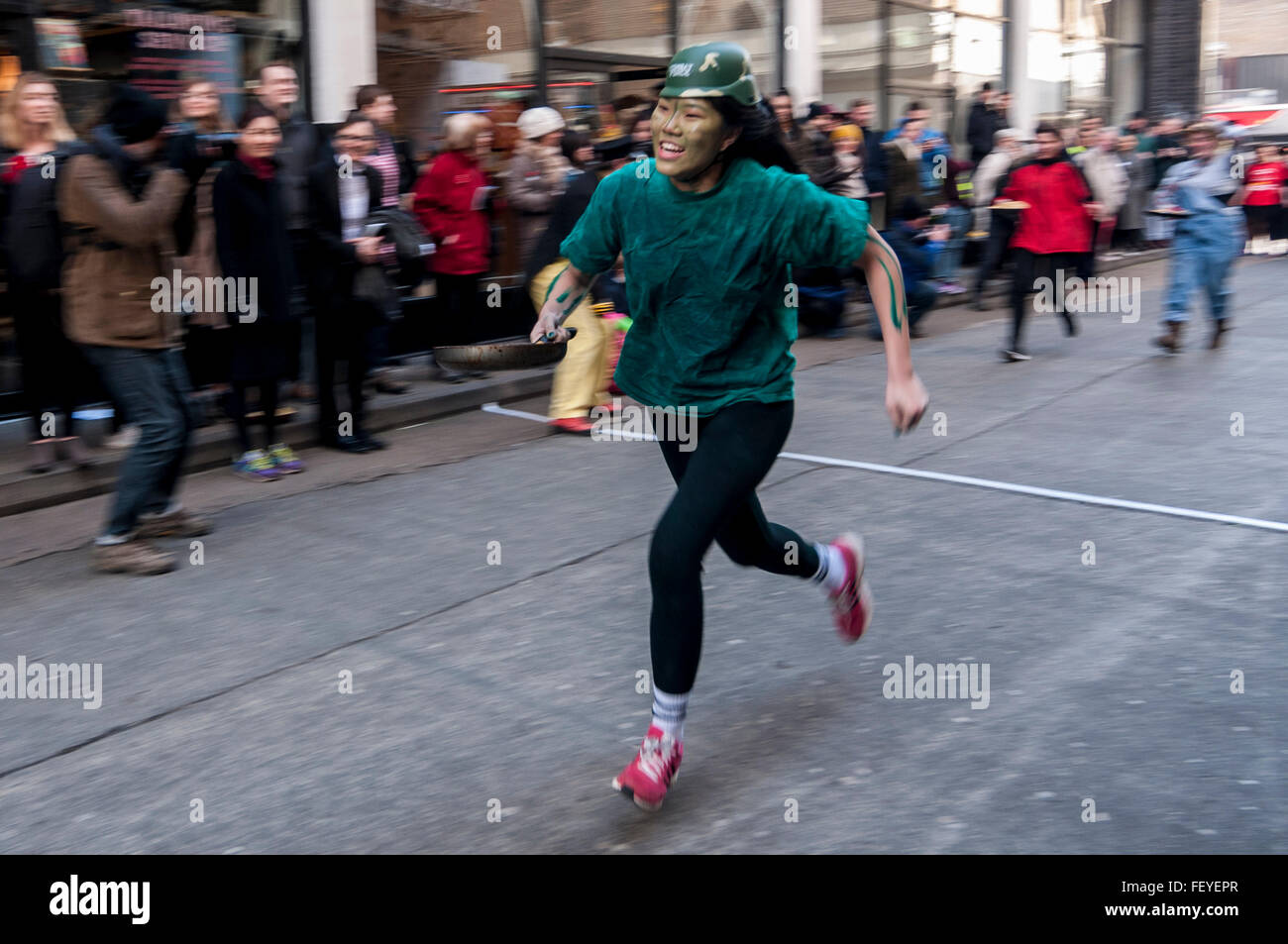 London, UK. 9. Februar 2016. Teilnahme an The Great Spitalfields Pancake Race am Faschingsdienstag an der Old Truman Brewery in East London. 4 Mannschaften für die Ehre des Werdens der diesjährigen Champions, während das Ereignis Mittel für Londoner Air Ambulance auslöst. Bildnachweis: Stephen Chung/Alamy Live-Nachrichten Stockfoto