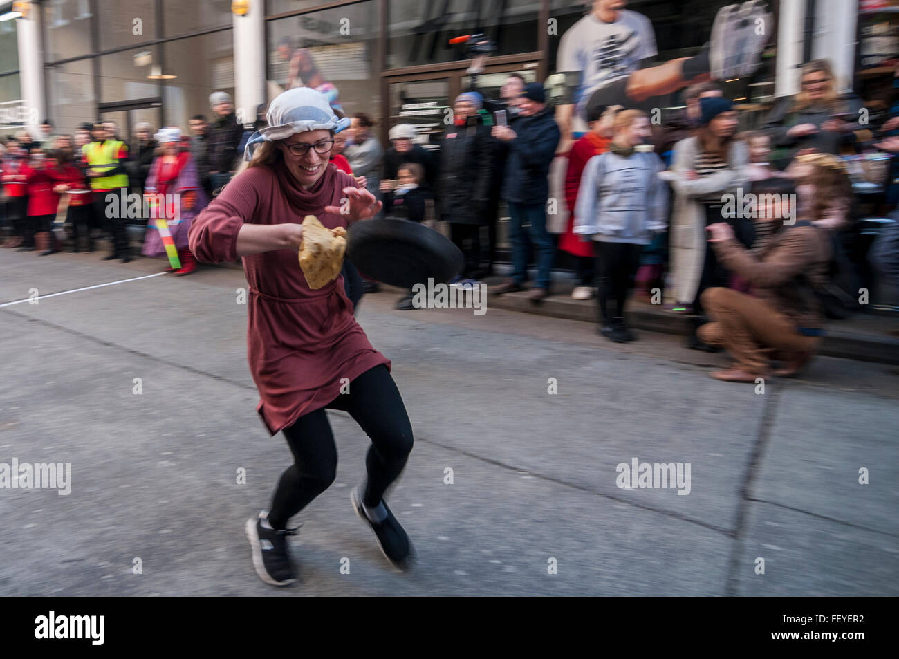 London, UK. 9. Februar 2016. Teilnahme an The Great Spitalfields Pancake Race am Faschingsdienstag an der Old Truman Brewery in East London. 4 Mannschaften für die Ehre des Werdens der diesjährigen Champions, während das Ereignis Mittel für Londoner Air Ambulance auslöst. Bildnachweis: Stephen Chung/Alamy Live-Nachrichten Stockfoto