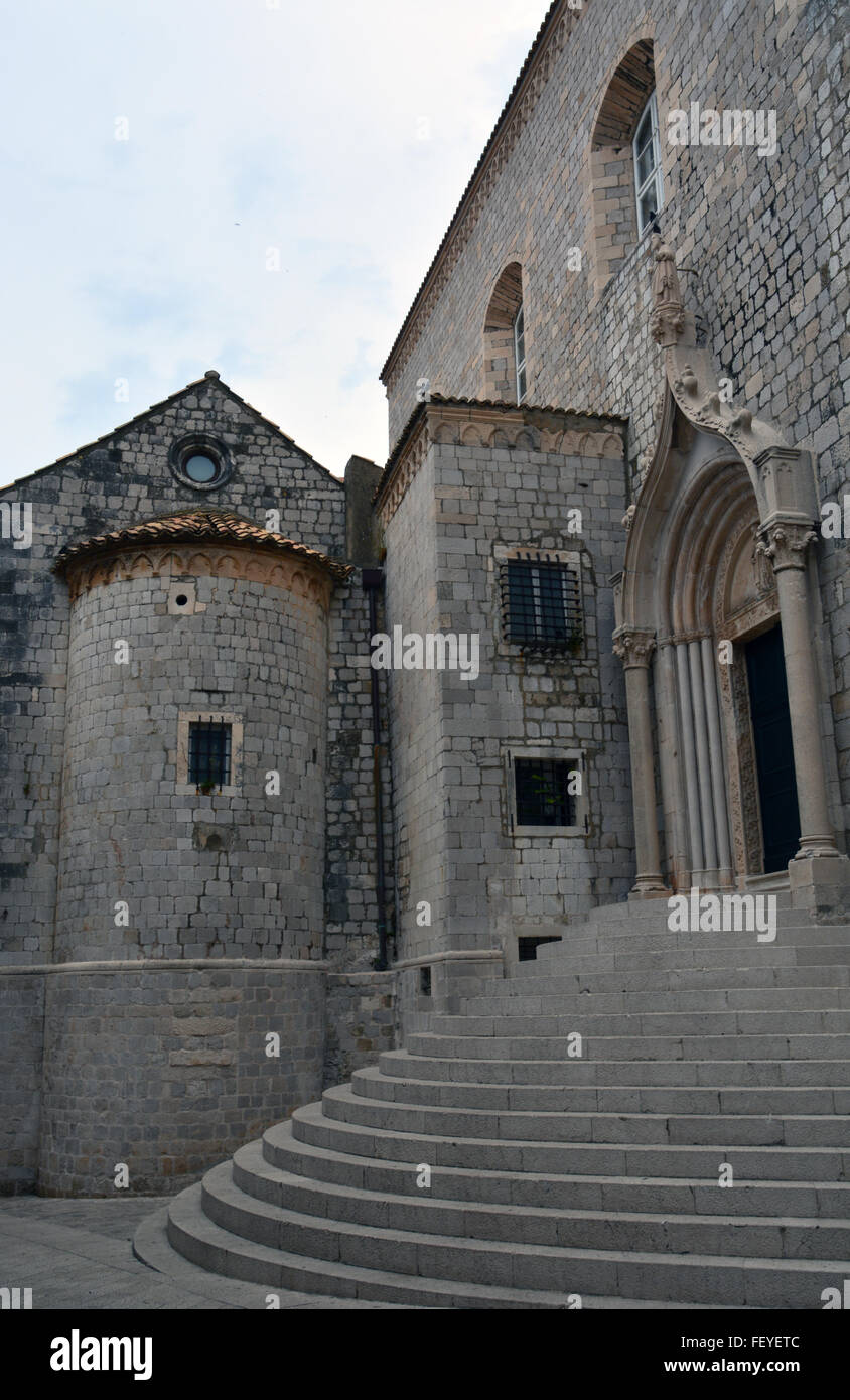 Über die geschwungene Treppe an der südlichen Tür des Dominikanerklosters in Dubrovnik steht eine Statue des St. Dominic. Stockfoto