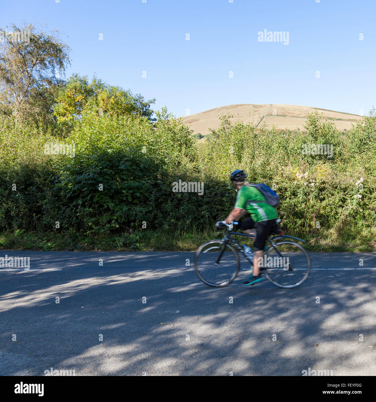 Radfahren im Peak District. Radfahrer auf einer Landstraße in der Nähe von Alfreton, Derbyshire, Peak District, England, Großbritannien Stockfoto