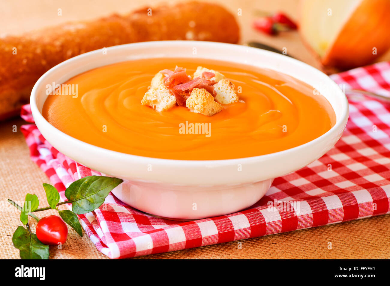 Nahaufnahme von einer weißen Keramikschale mit Salmorejo Cordobes, eine ...