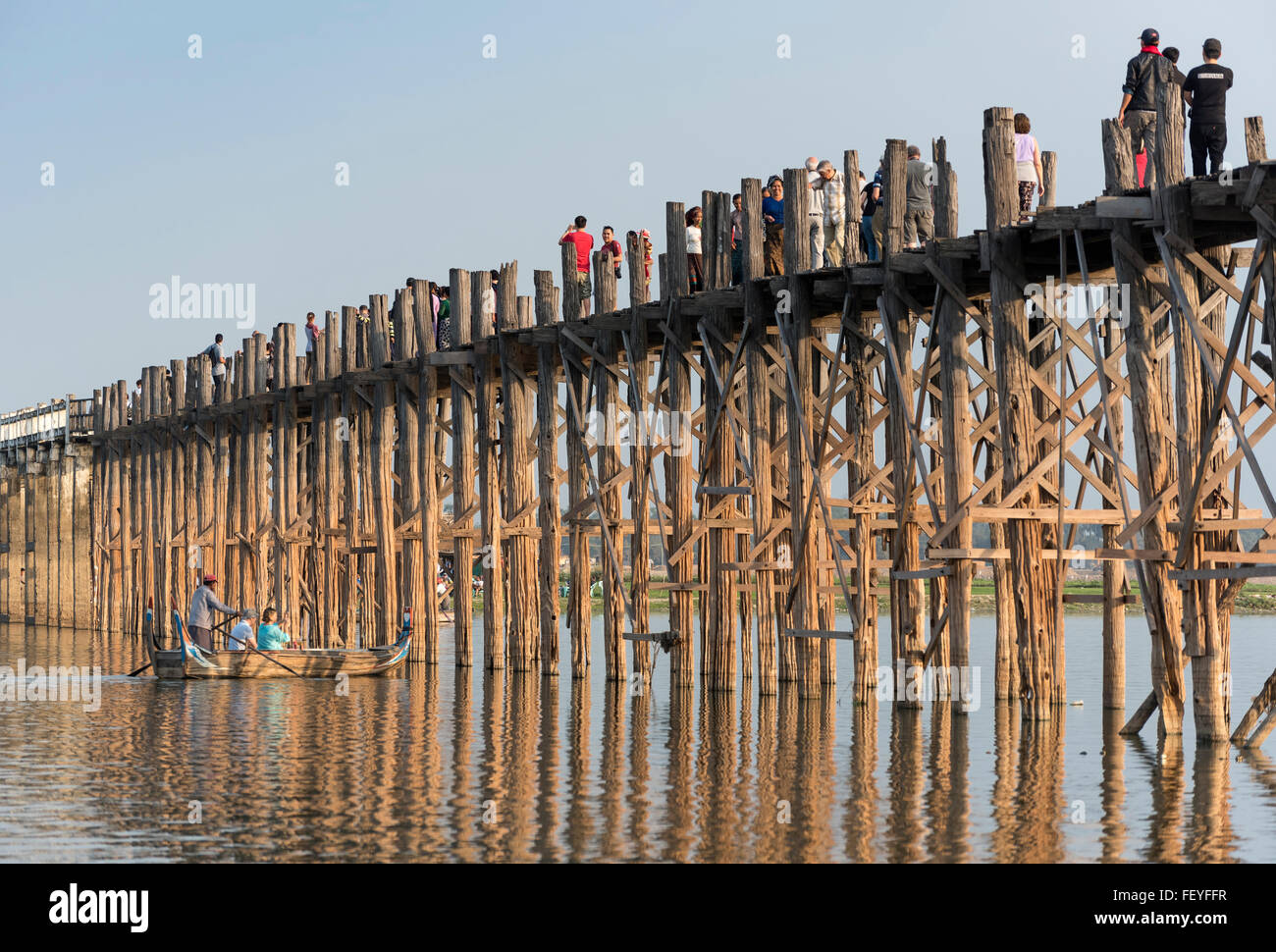 Touristen am U Bein Brücke - die längste Teakholz-Fußgängerbrücke in der Welt, Amarapura in der Nähe von Mandalay, Birma (Myanmar) Stockfoto