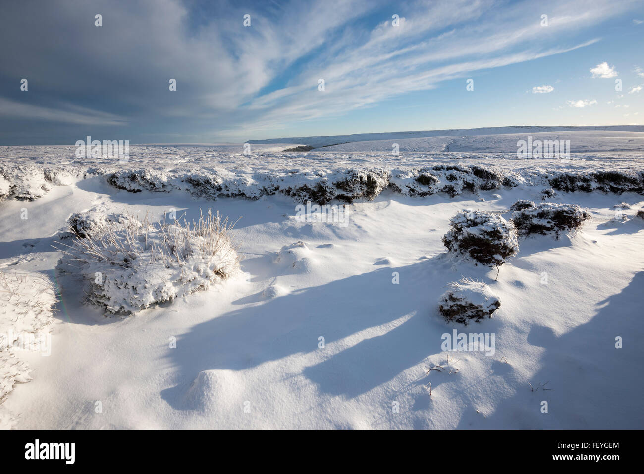 Schneebedeckte Moor am Bleaklow in Derbyshire. Niedrige Nachmittag Sonnenlicht auf die Berge von Schnee bedeckt, Torf und Heidekraut. Stockfoto