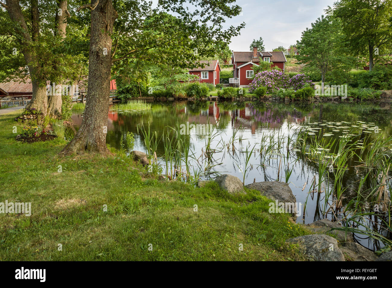 Kleinen malerischen Dorf von Vira Bruk, mit Ferienhäusern am Wasser in Uppland, Schweden. Skandinavien. Stockfoto