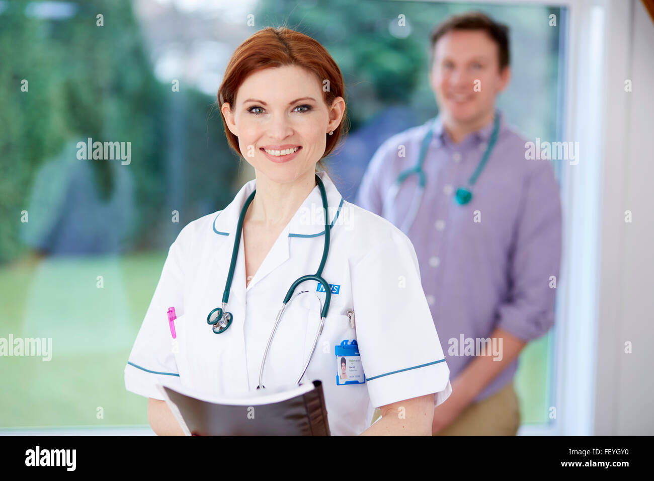 Arzt und Krankenschwester diskutieren Notizen Stockfoto
