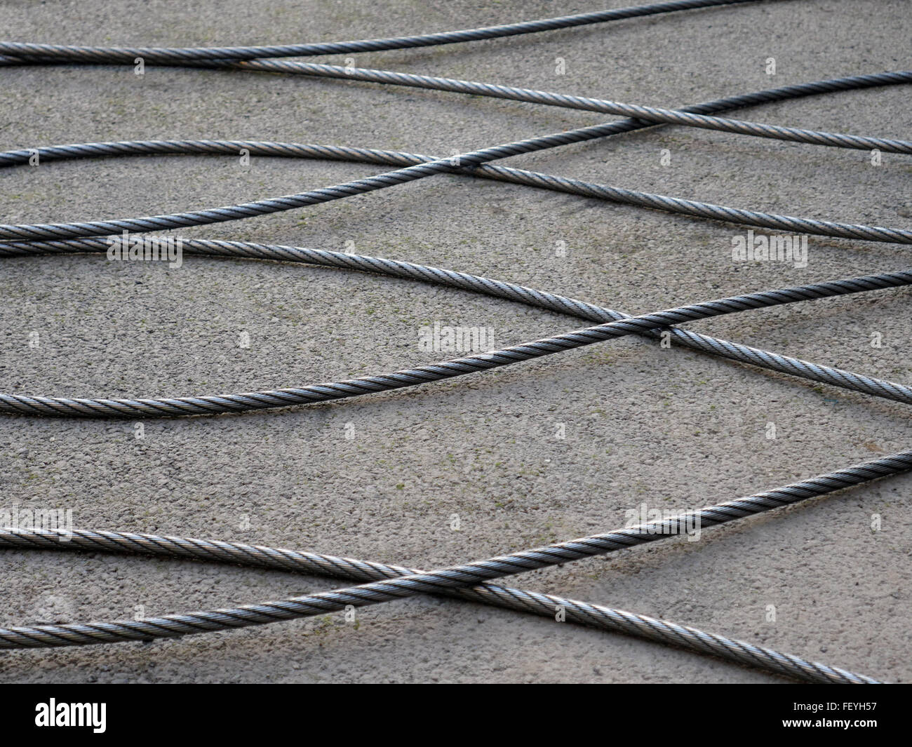 Stahlseil auf Boden Stockfoto