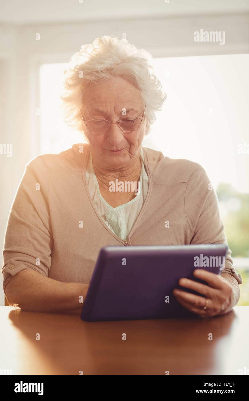 Fokussierte senior Frau mit tablet Stockfoto
