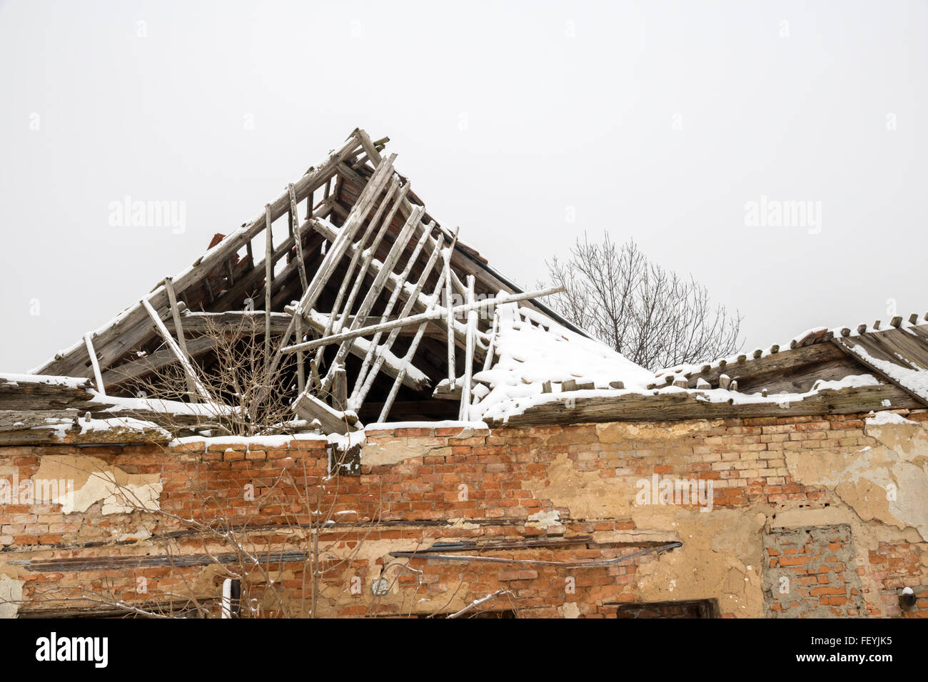 Zerstörtes Dach, im Winter (Schnee) Stockfoto