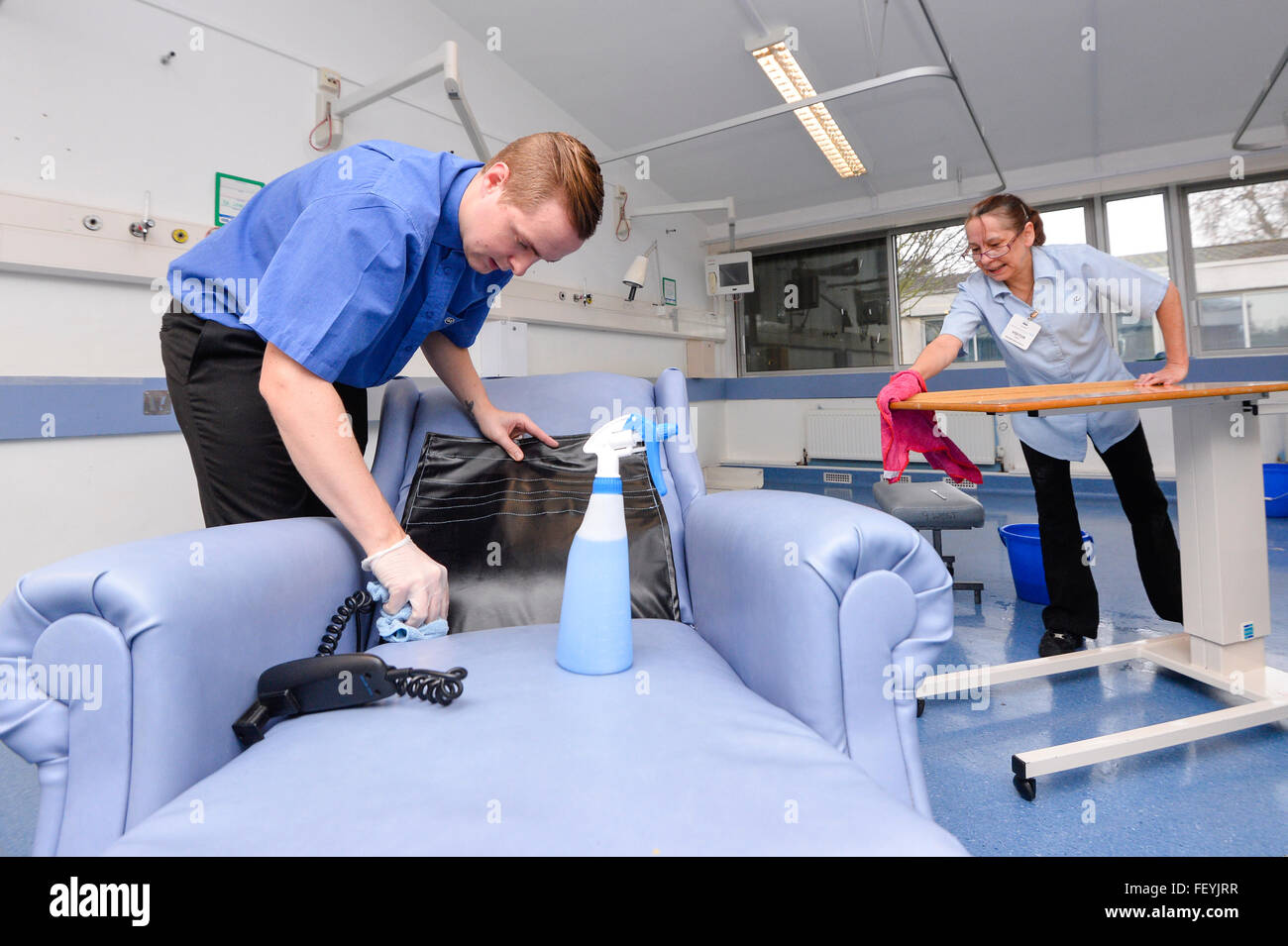 Eine professionelle Reinigung Team Peeling, sprühen und wischen Sie alle Flächen in Krankenzimmern.  Bildnachweis: Euan Cherry Stockfoto