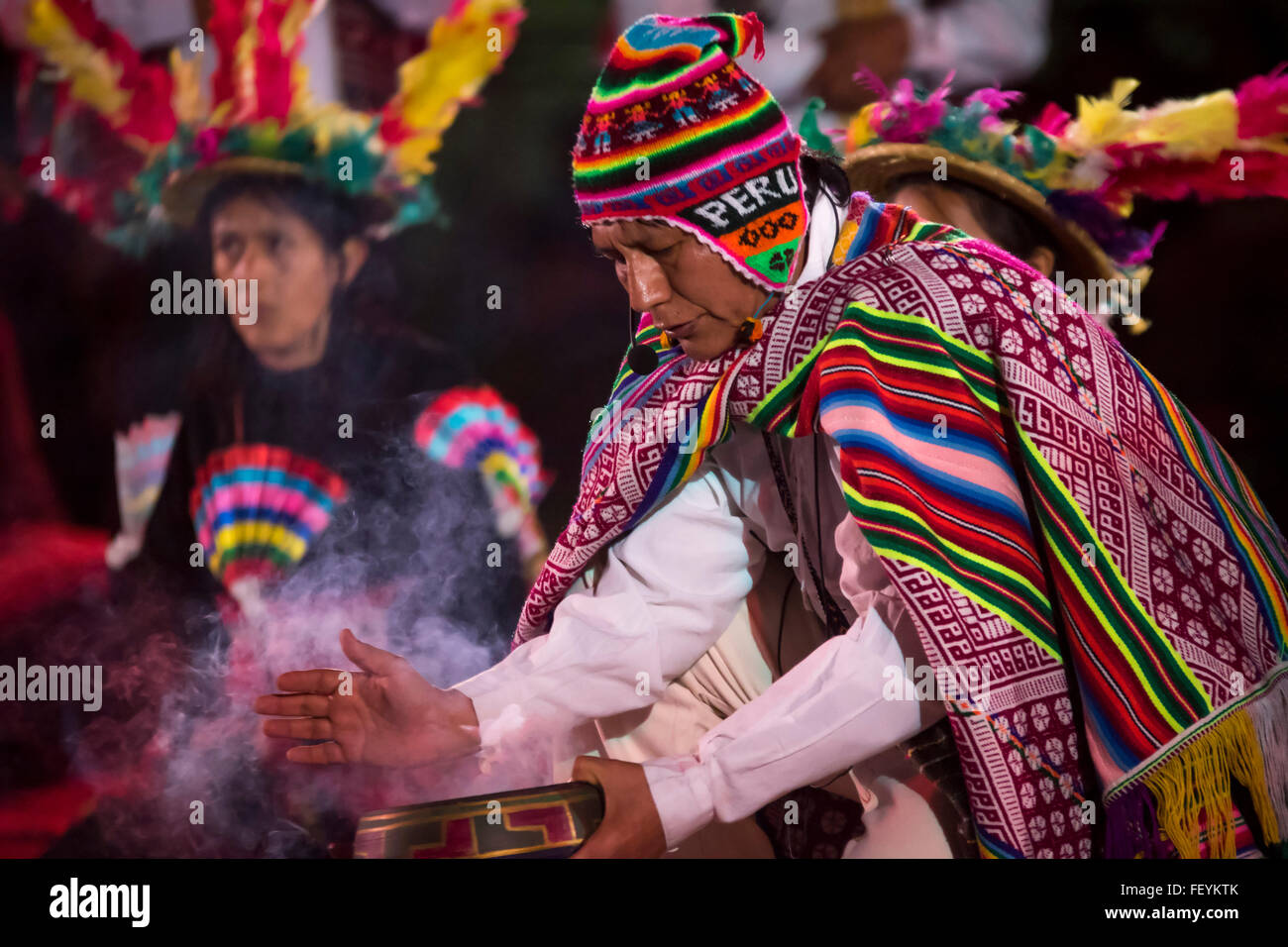 Indigenen Zeremonie zur Zahlung Pachamama. Internationales Festival der Volkstänze El Buen Pastor Schule, Gemeinde Los Olivo Stockfoto