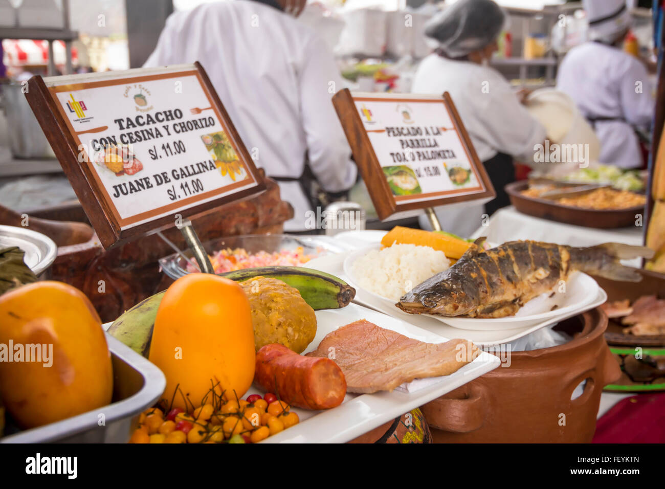 Peruanische Gerichte: "Tacacho Con Cesina y Chirizo", "Pescado ein la Parrilla".  Peruanische Würze und Geschmack, Essen Messe. La Lim Stockfoto