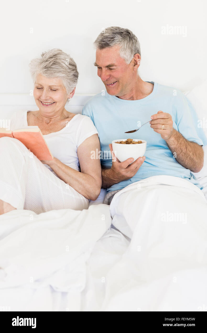 Gerne älteres Paar im Bett Stockfoto
