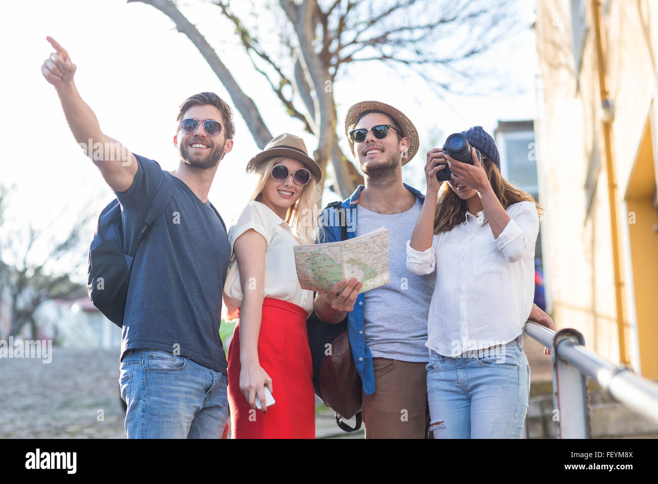 Hip Freunde lesen Karte und Fotos Stockfoto