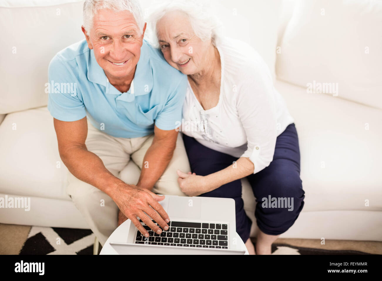 Lächelnde älteres Paar mit laptop Stockfoto