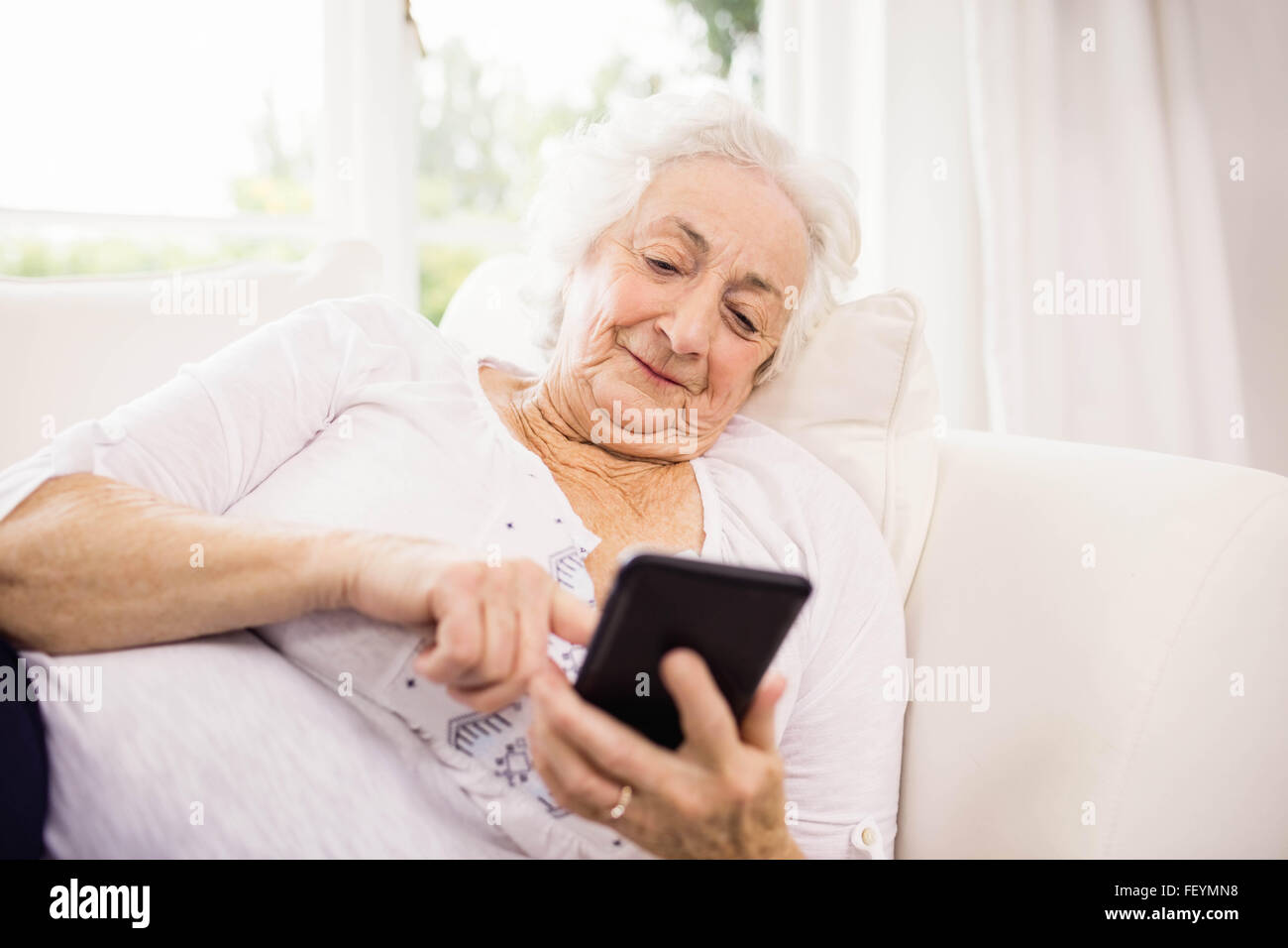 Ältere Frau mit ihrem smartphone Stockfoto