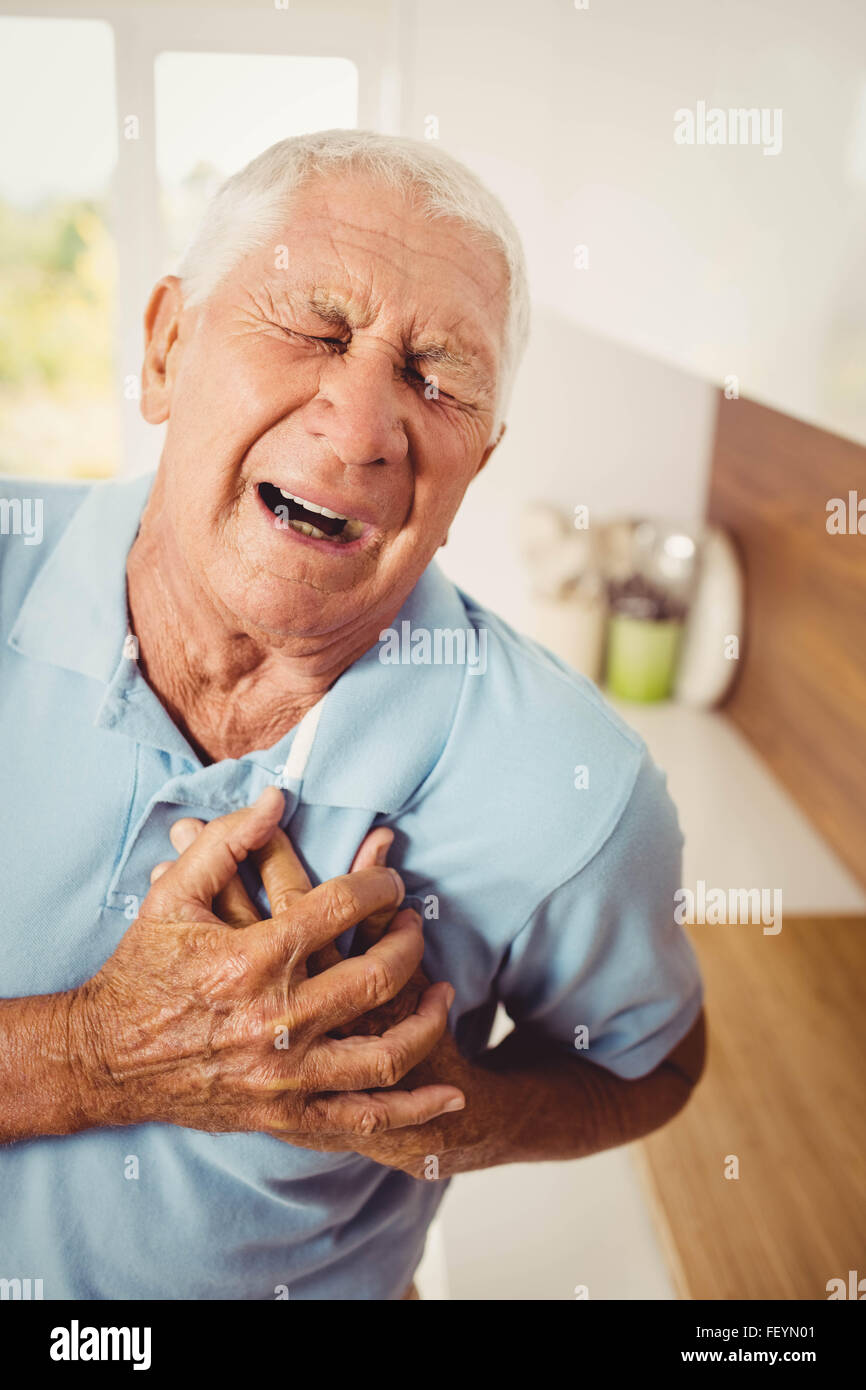 Schmerzhafte senior Mann mit Schmerzen am Herz Stockfoto