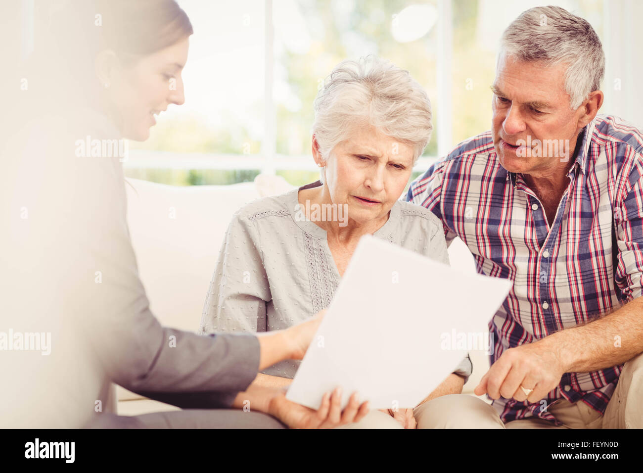 Lächelnde Geschäftsfrau Dokumente, älteres paar anzeigen Stockfoto