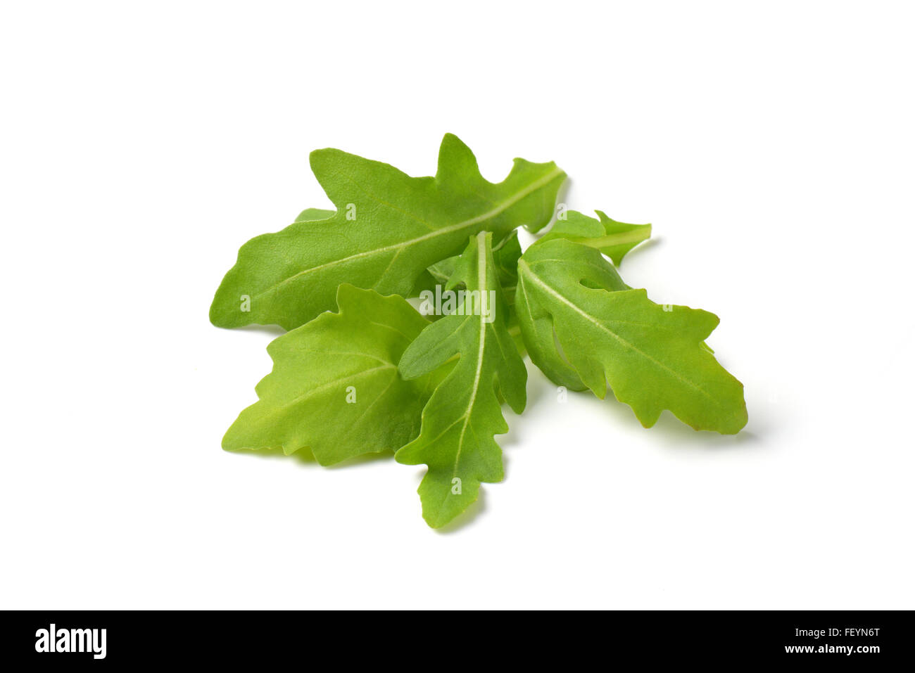 Handvoll Frischer Rucola Blätter auf weißem Hintergrund Stockfoto