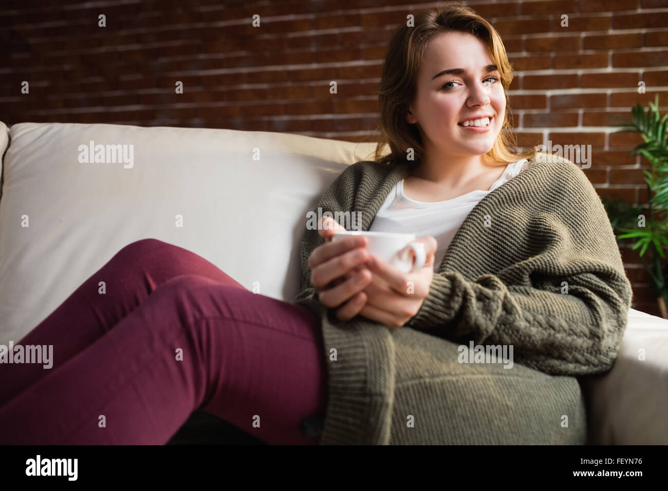 Hübsche Frau Kaffee trinken Stockfoto