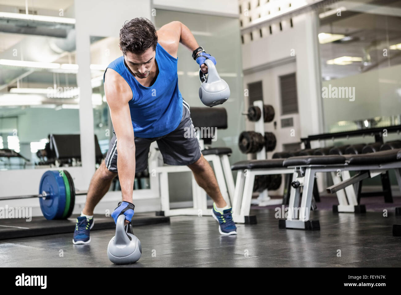 Muskulöser Mann Training mit kettlebells Stockfoto